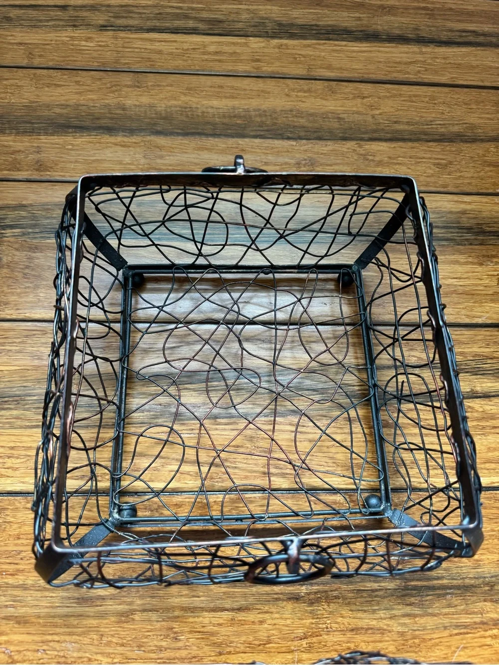 Rustic French Style Wire Metal Basket with Lid